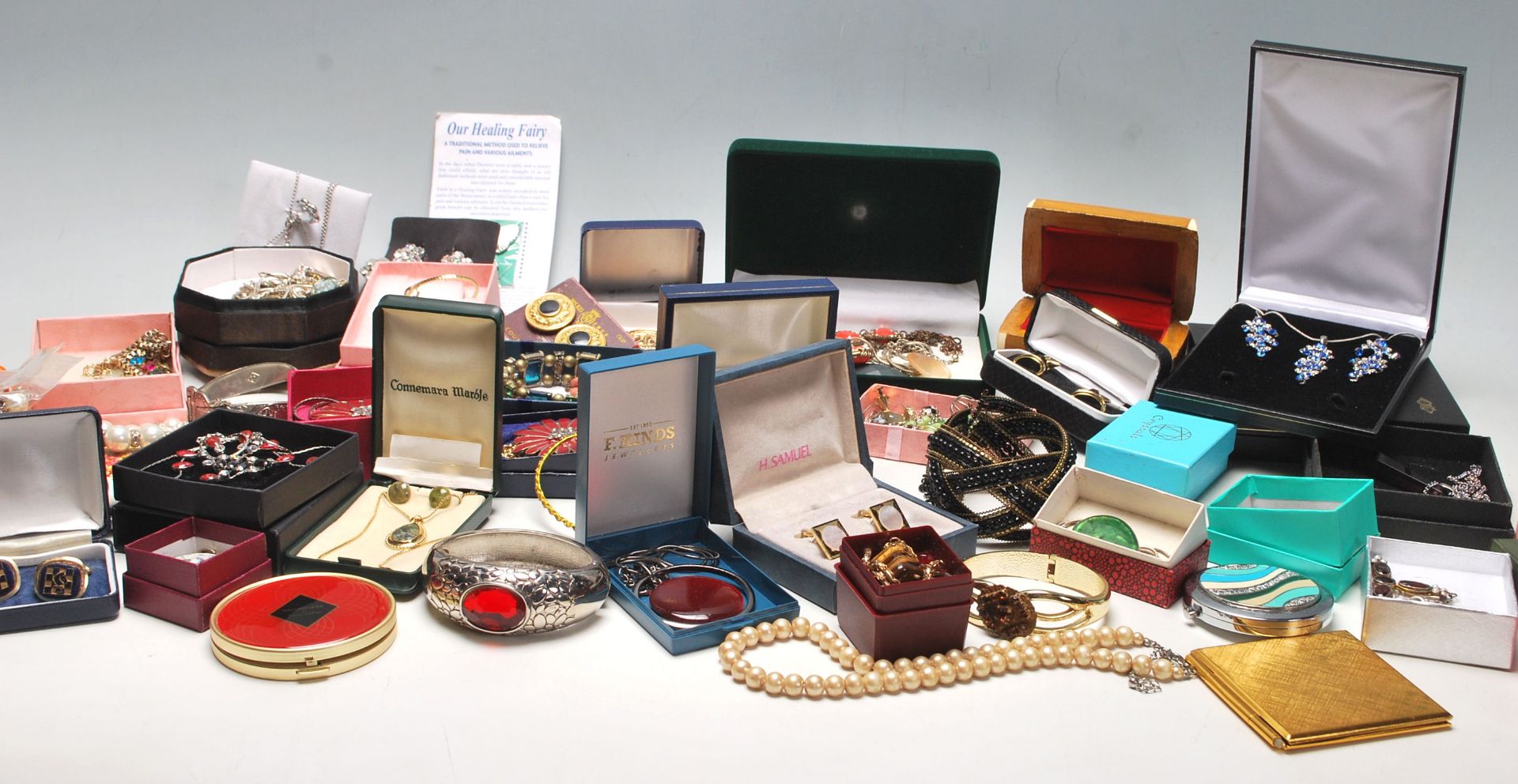 A quantity of retro vintage costume jewellery including necklaces, bracelets, earrings, rings and