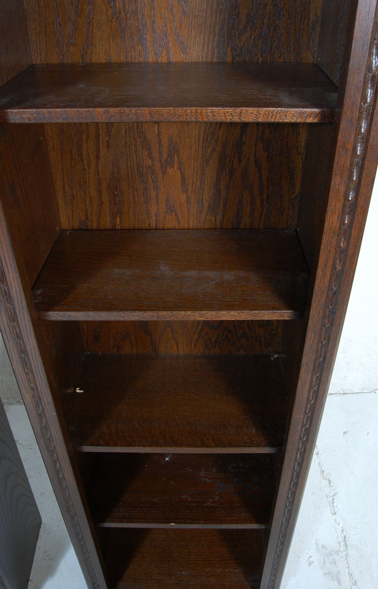 A large pair of Jaycee / Old Charm Jacobean revival oak open 5 tier bookcases. Each bookcase  having - Bild 3 aus 6