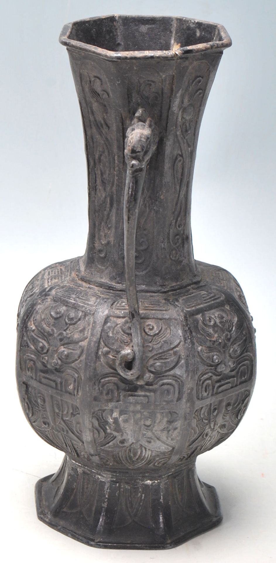 A Chinese antique cast metal gu shaped vase of panelled form, the body having repeating panels - Bild 4 aus 6