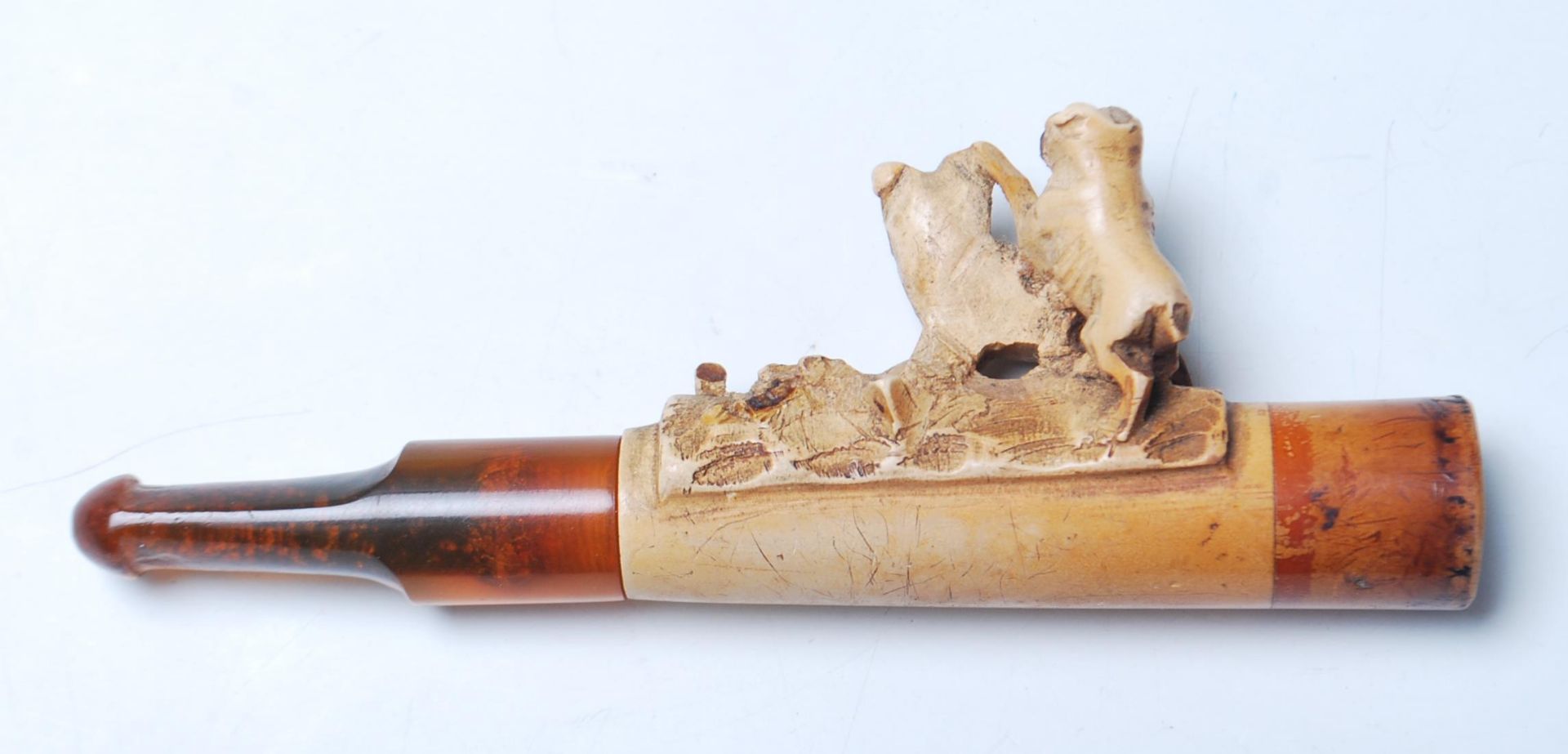 A good early 20th century cigarette cheroot holder with hand carved French bulldogs and amber - Bild 4 aus 10