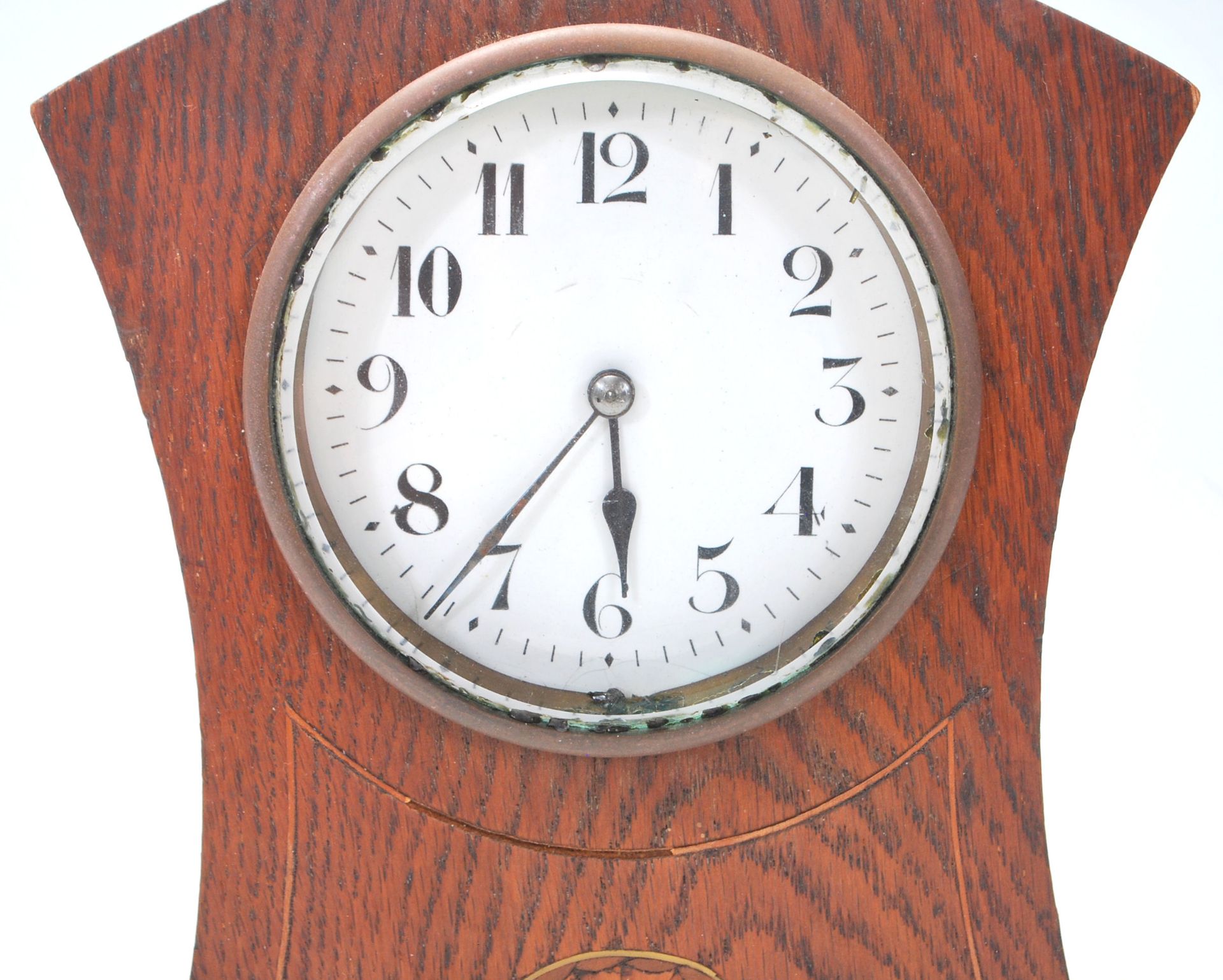 An early 20th Century French oak mantel / mantle clock having a round white enamelled face with - Bild 2 aus 7