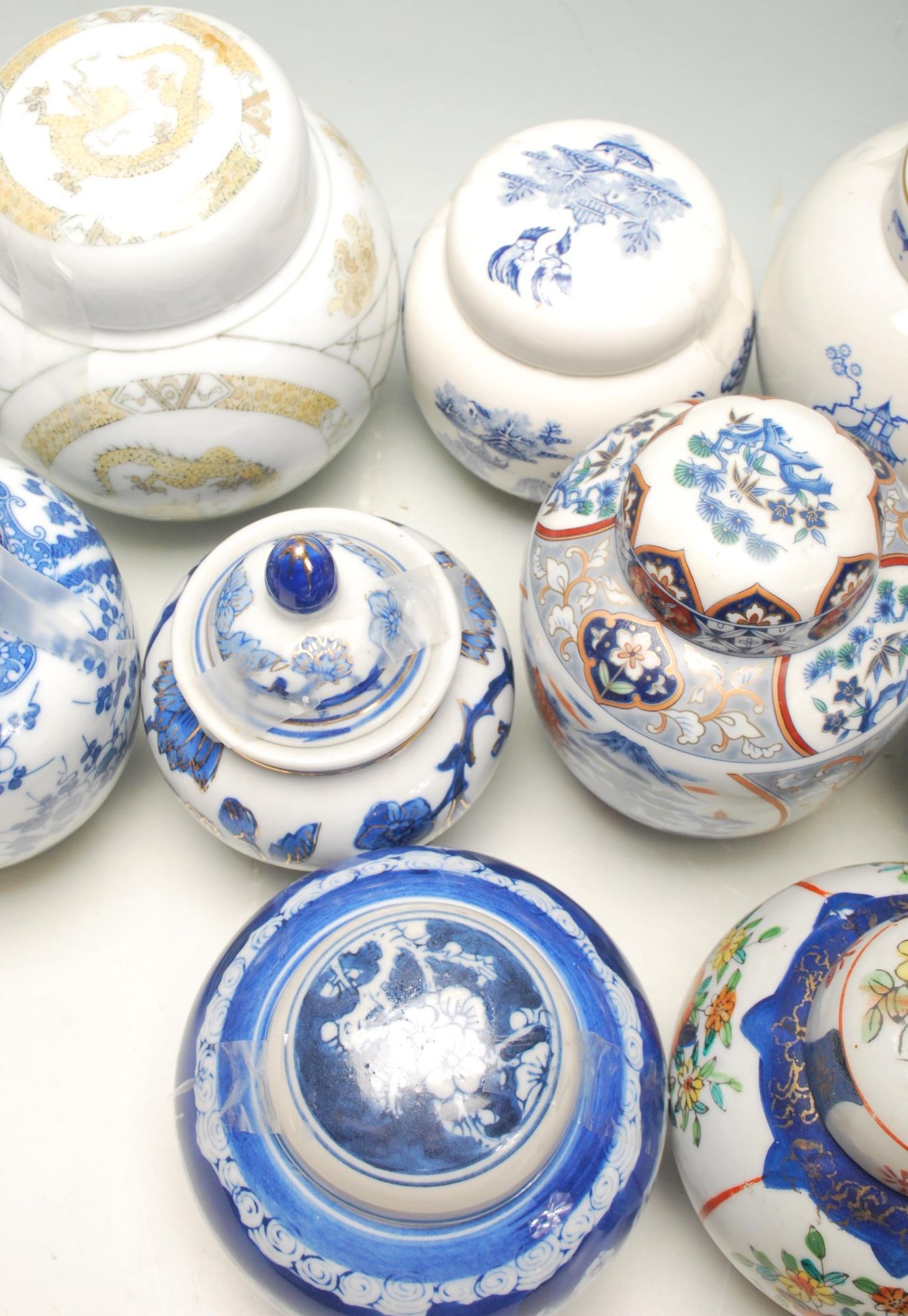 A collection of fifteen 20th Century Chinese blue and white printed ginger jars to include a good - Bild 13 aus 14