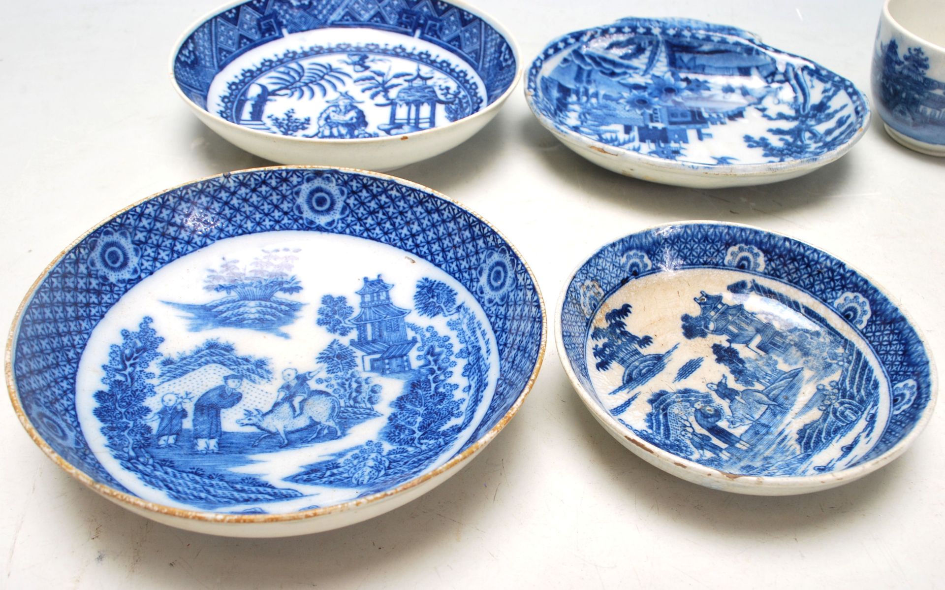 A good collection of 19th century or later English blue and white Chinese ceramics to include - Bild 3 aus 7