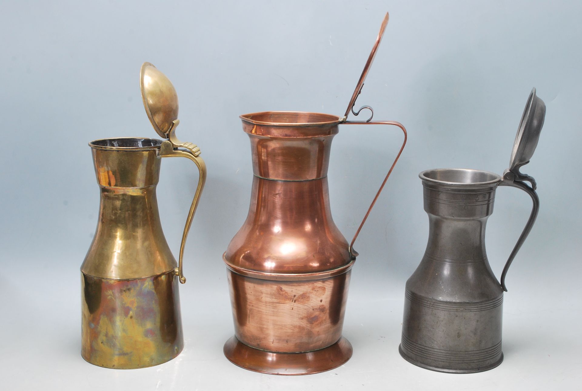 A good collection of three late 19th Century / early 20th century jugs to include a pewter example - Bild 5 aus 6