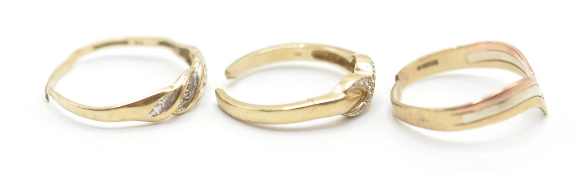 A group of three 9ct gold ladies rings to include a three tone wishbone ring (hallmarked 375), a - Bild 2 aus 7