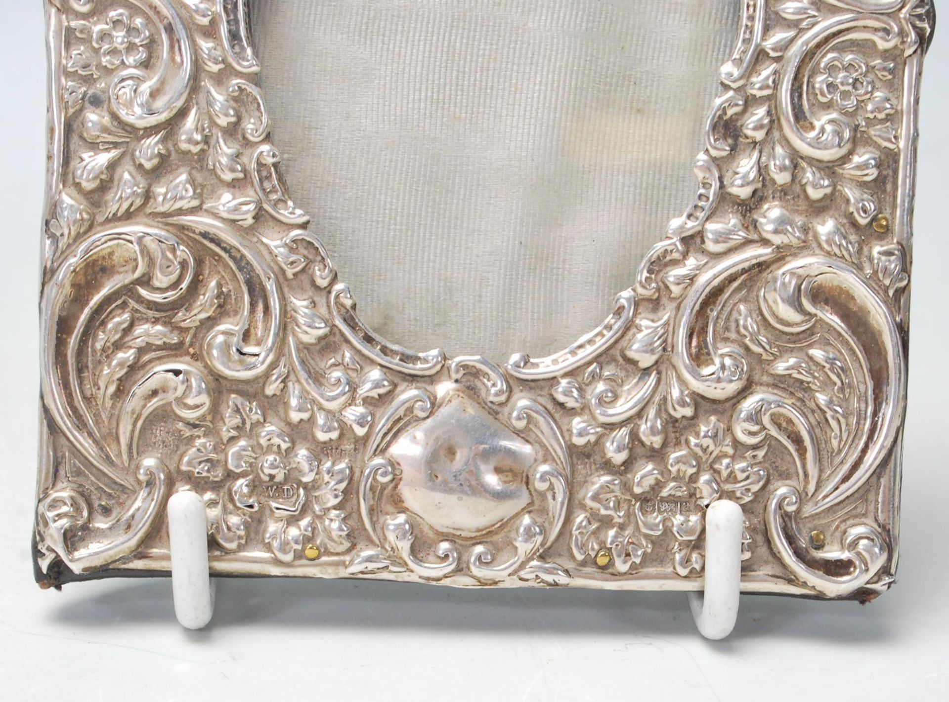 AN early 20th century silver hallmarked photo frame with foliate swags decorations. Hallmarks for - Bild 4 aus 6