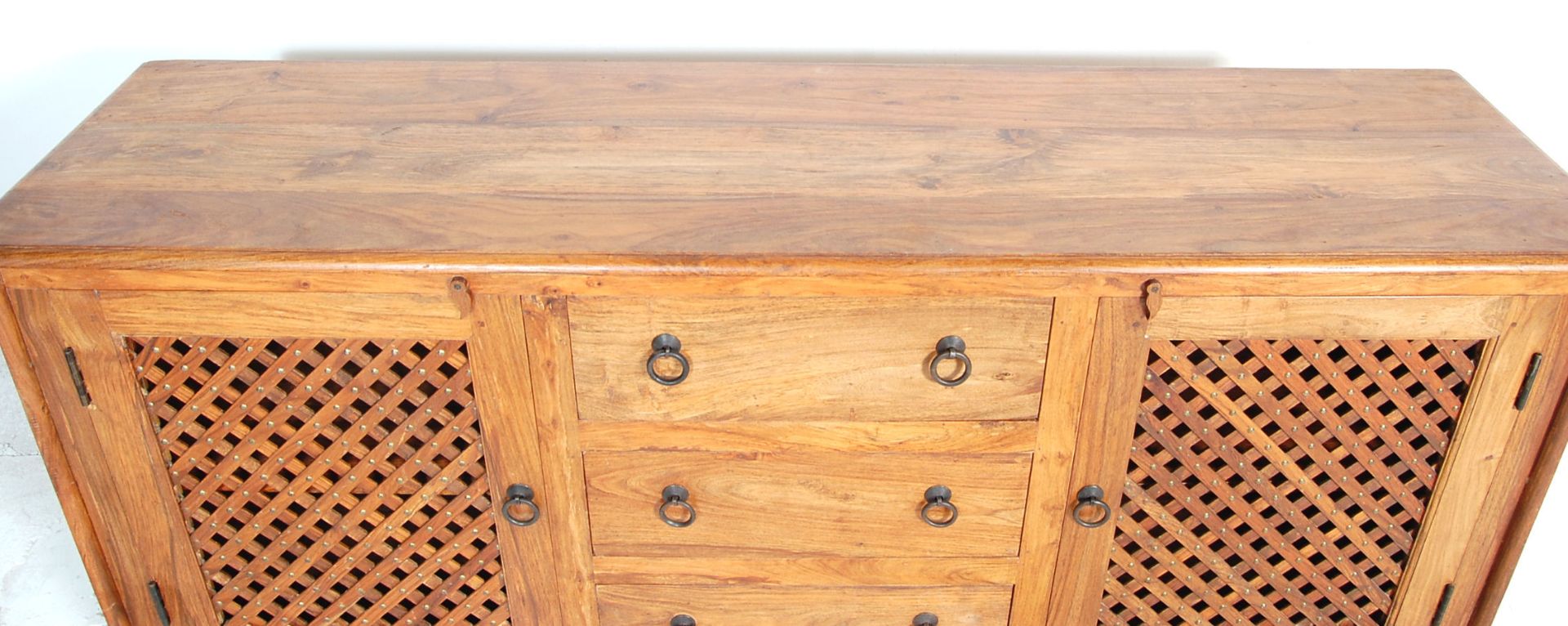 A 20th century Mexican contemporary pine sideboard / dresser base  having a central bank of three - Bild 3 aus 8