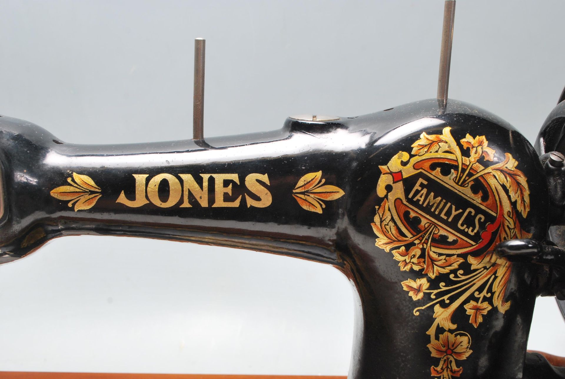 An original vintage mid century sewing machine by Jones Family painted black with gilt floral - Bild 3 aus 16