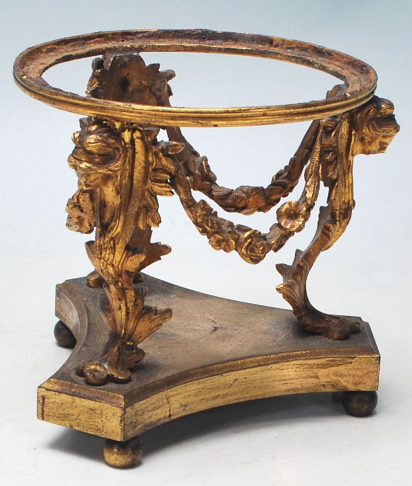 A 19th Century Victorian Brass Ormolu vase stand decorated with goddesses, swags and acanthus leaves - Bild 3 aus 6