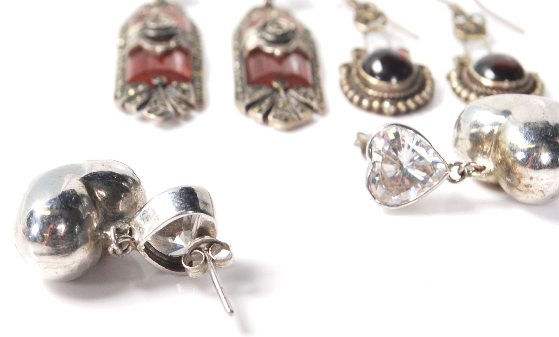 A selection of silver antique earrings to include a pair of Art Deco drop earrings having red - Bild 3 aus 9