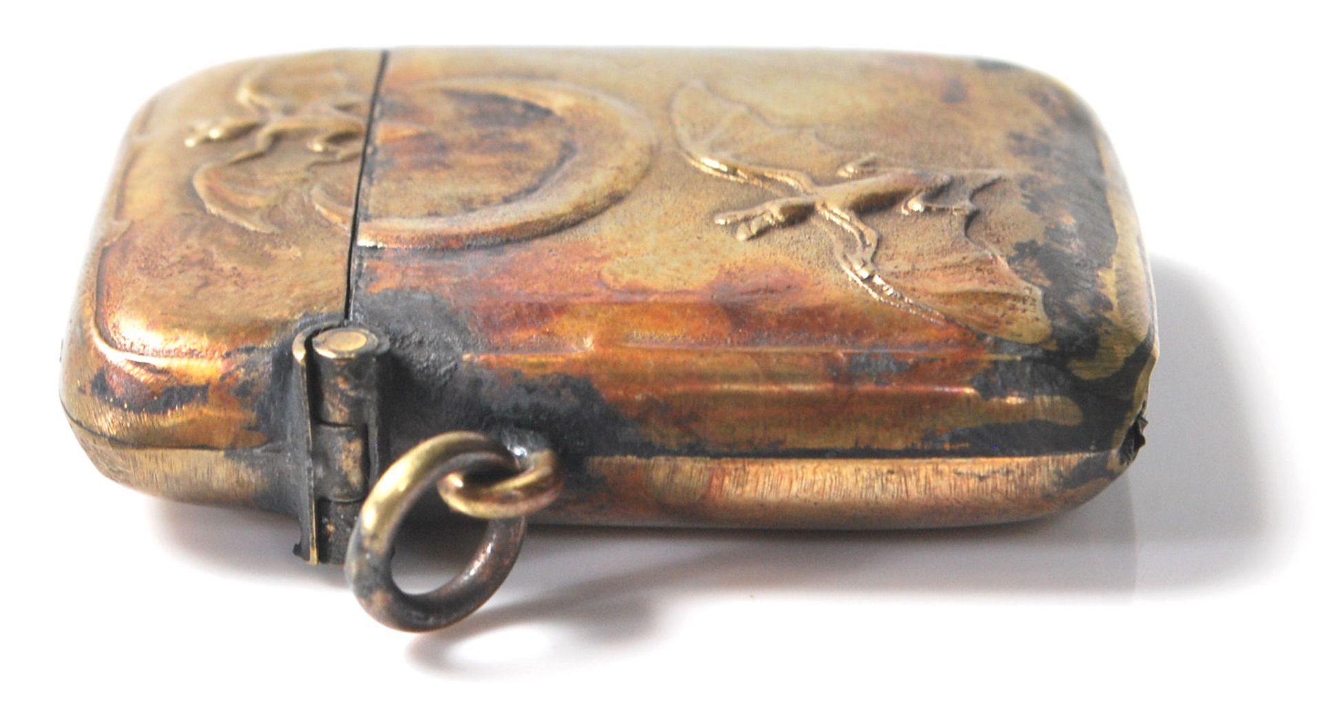 A vintage 20th Century brass vesta case decorated with a crescent moon and bats in flight. Striker - Bild 2 aus 6