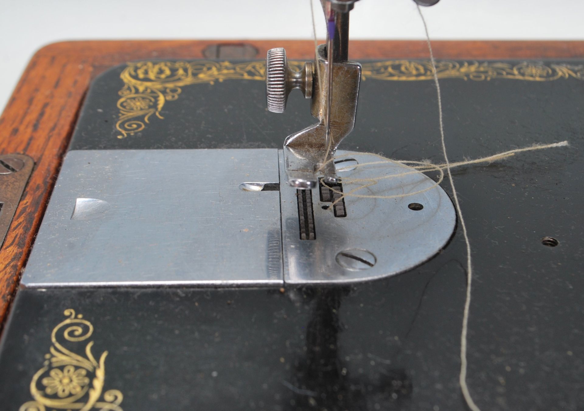A vintage mid 20th Century Singer electric tabletop sewing machine having black body with gold - Bild 10 aus 12