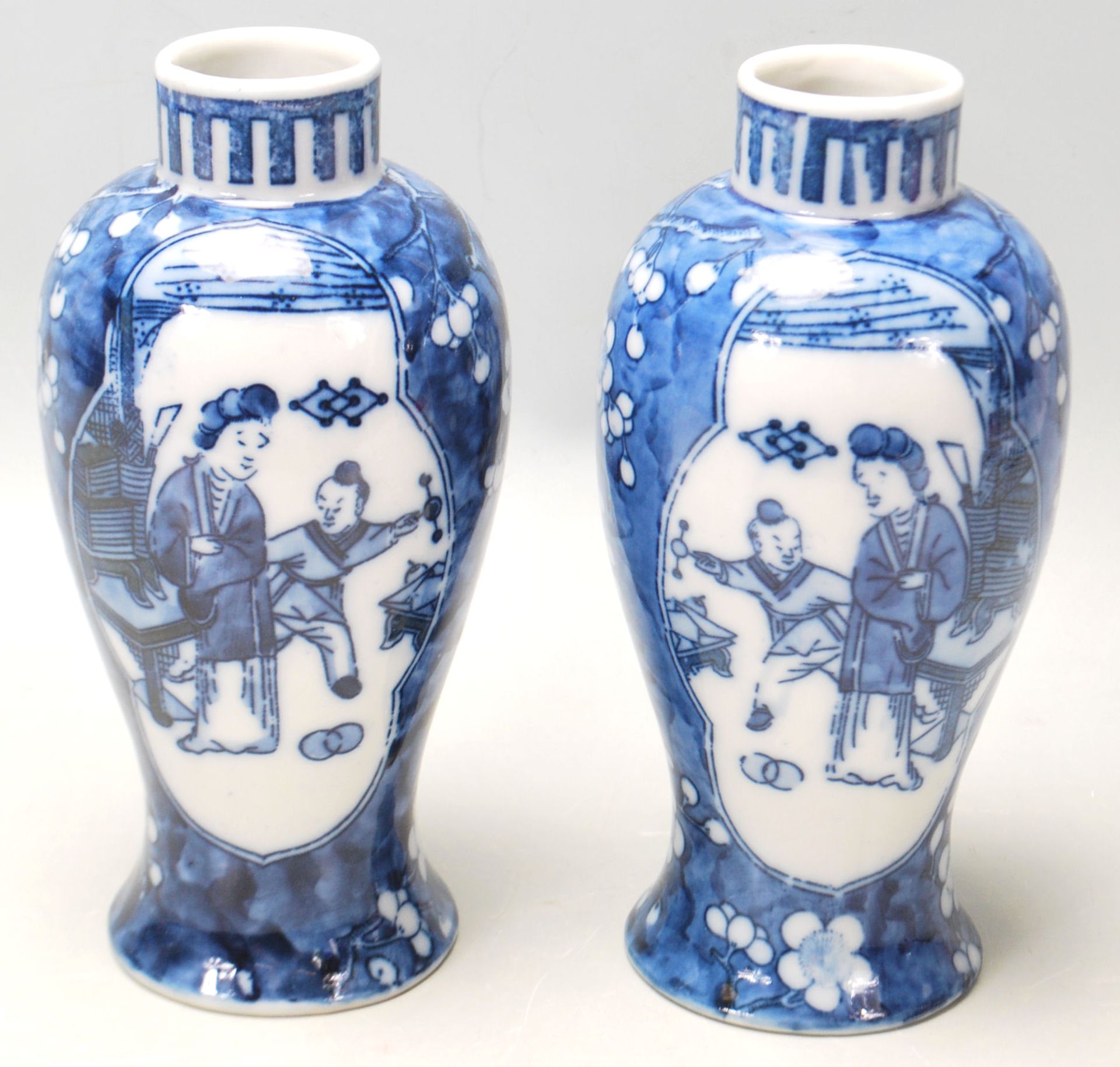 A true pair of 20th Century Chinese Kangxi vases of baluster form with decorated with plum - Bild 3 aus 6