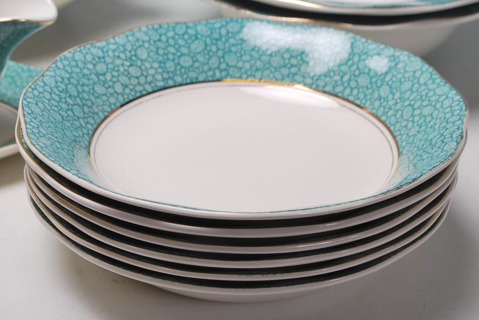 A vintage retro Wedgwood Garden pattern dinner service having a white ground with green circular - Bild 3 aus 11