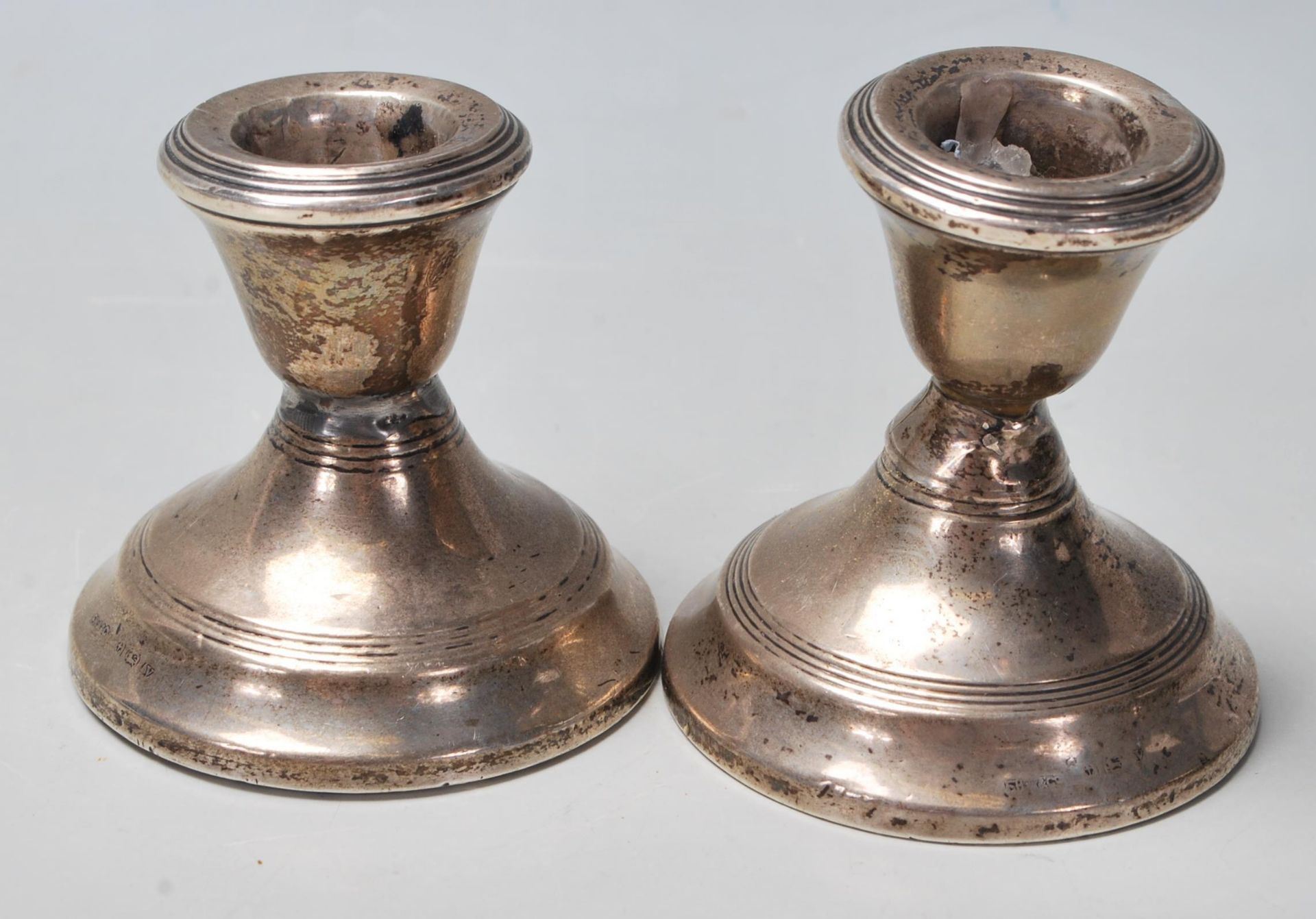 A pair of silver hallmarked candlesticks with circular foot base and tapered single sconces. - Bild 4 aus 4