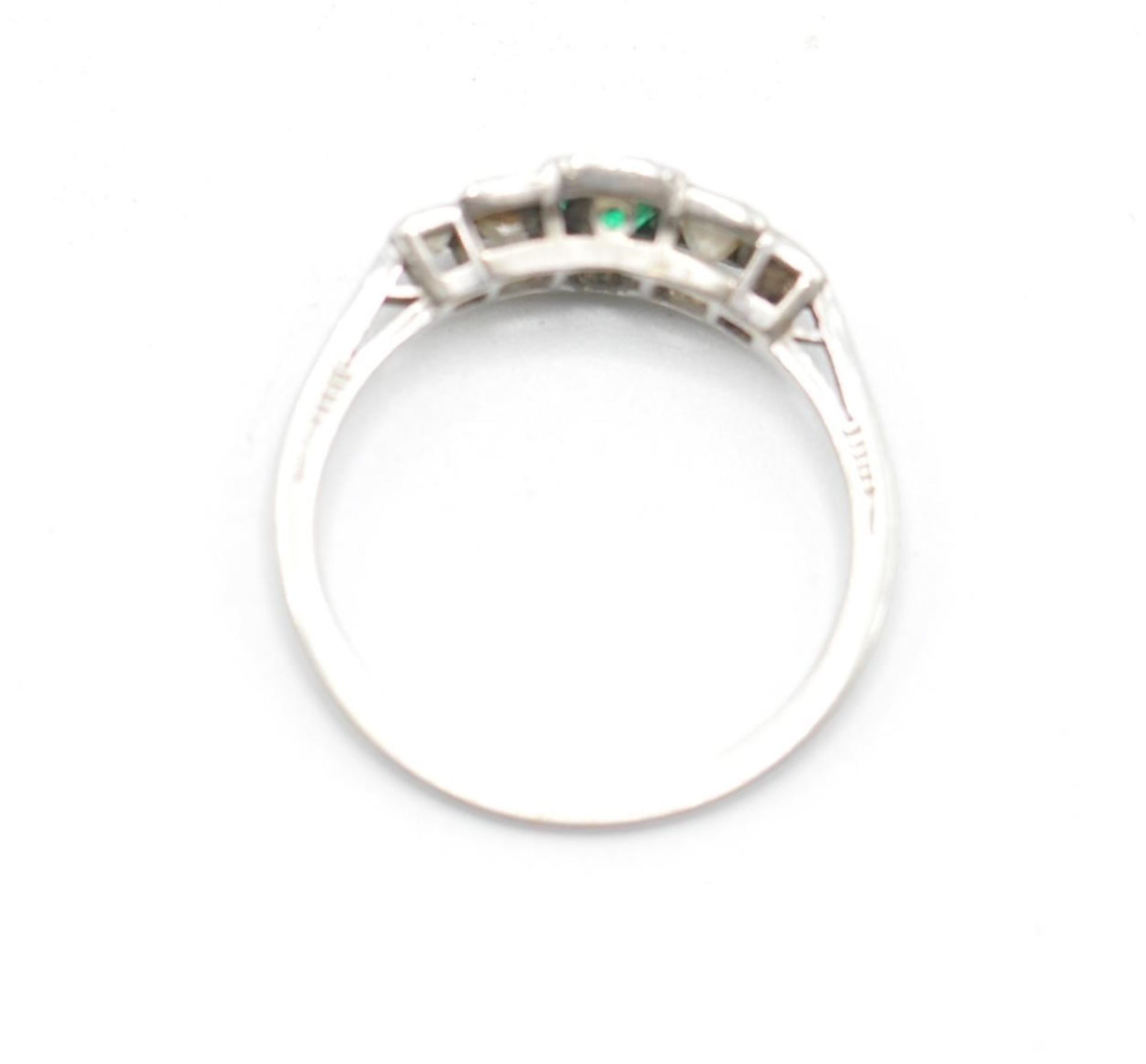 A platinum, emerald and diamonds ring having a central rectangular cut emerald flanked by four - Bild 5 aus 5