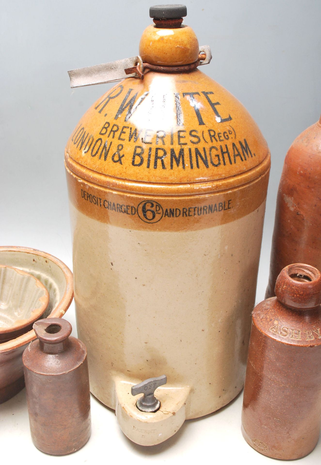 A good quantity of 19th century Victorian stoneware jugs and bottles - Bild 4 aus 7