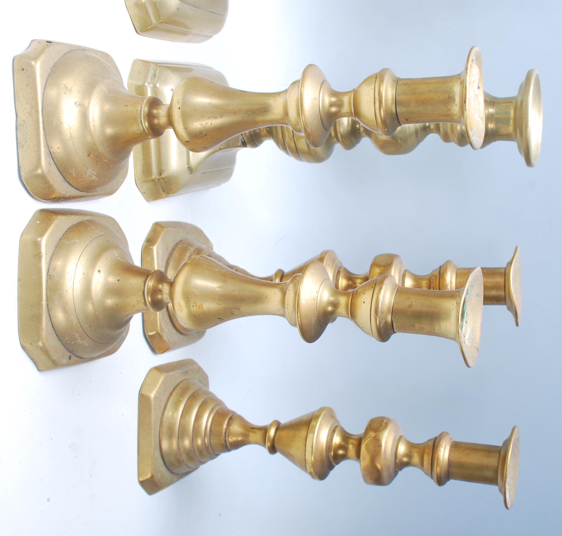 An early 20th / late 19th Century set of six tabletop brass candlesticks being raised on a squared - Bild 9 aus 12