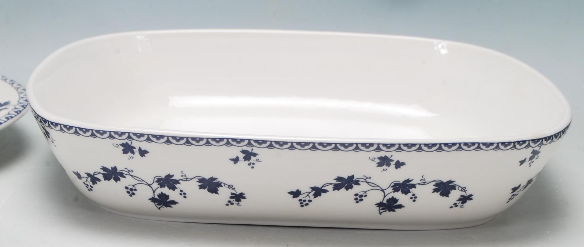 Royal Doulton - Yorktown - A large fine bone china dinner service decorated with blue floral - Bild 8 aus 11