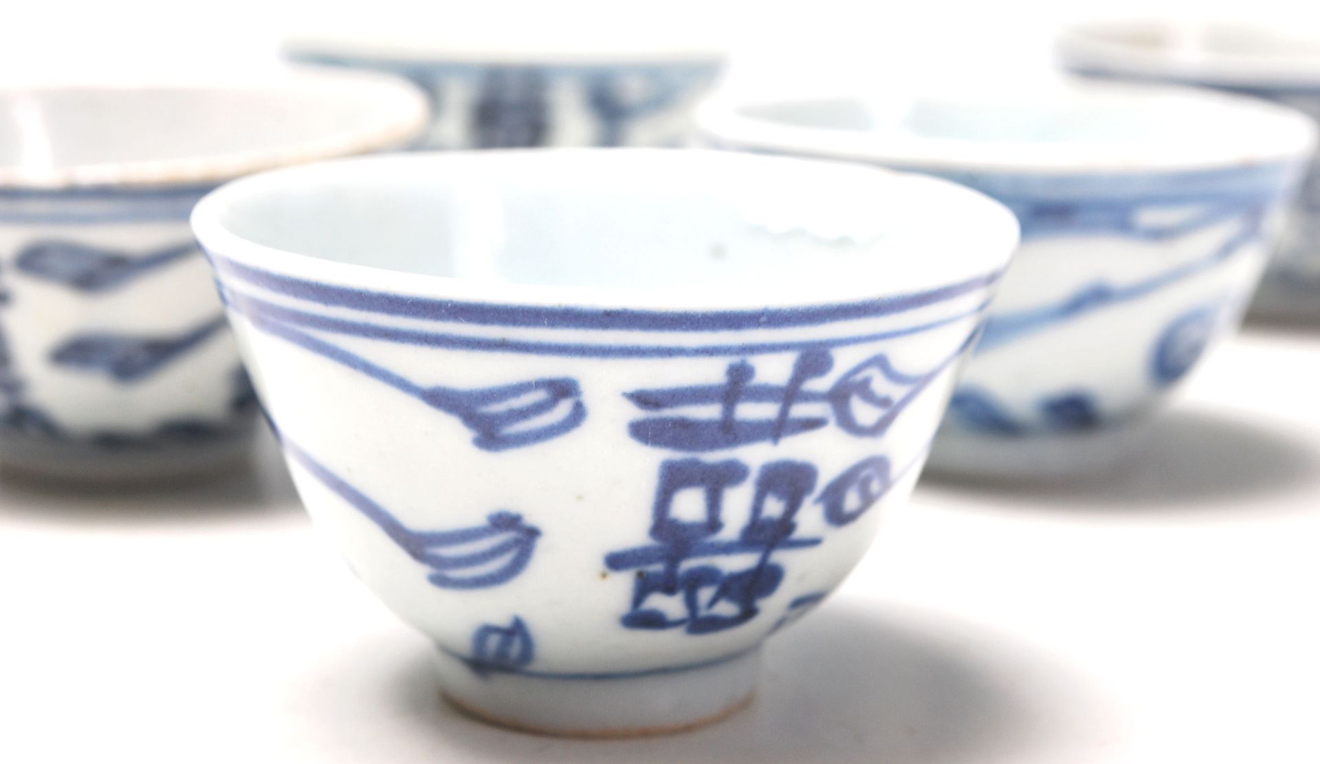 A set of six 19th and 20th century Chinese blue and white tea bowls having hand painted decoration - Bild 3 aus 6
