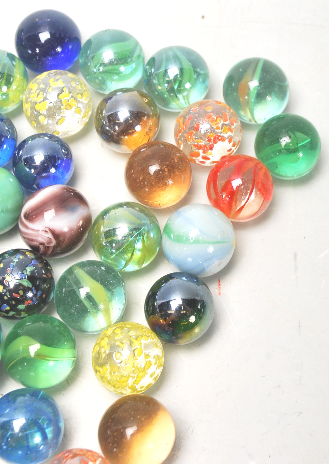 A collection of 20th Century glass marbles to include a wide selection of colours and styles to - Image 2 of 7