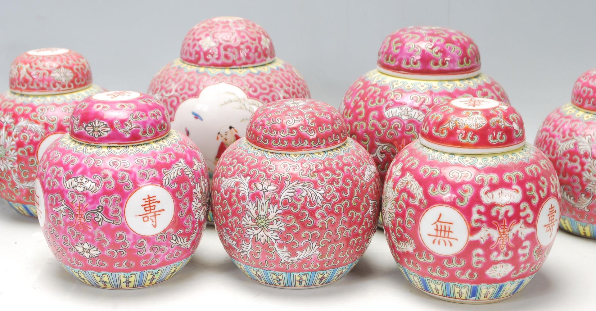 A collection of thirteen 20th Century Chinese famille rose ginger jars being decorated with red - Bild 5 aus 8