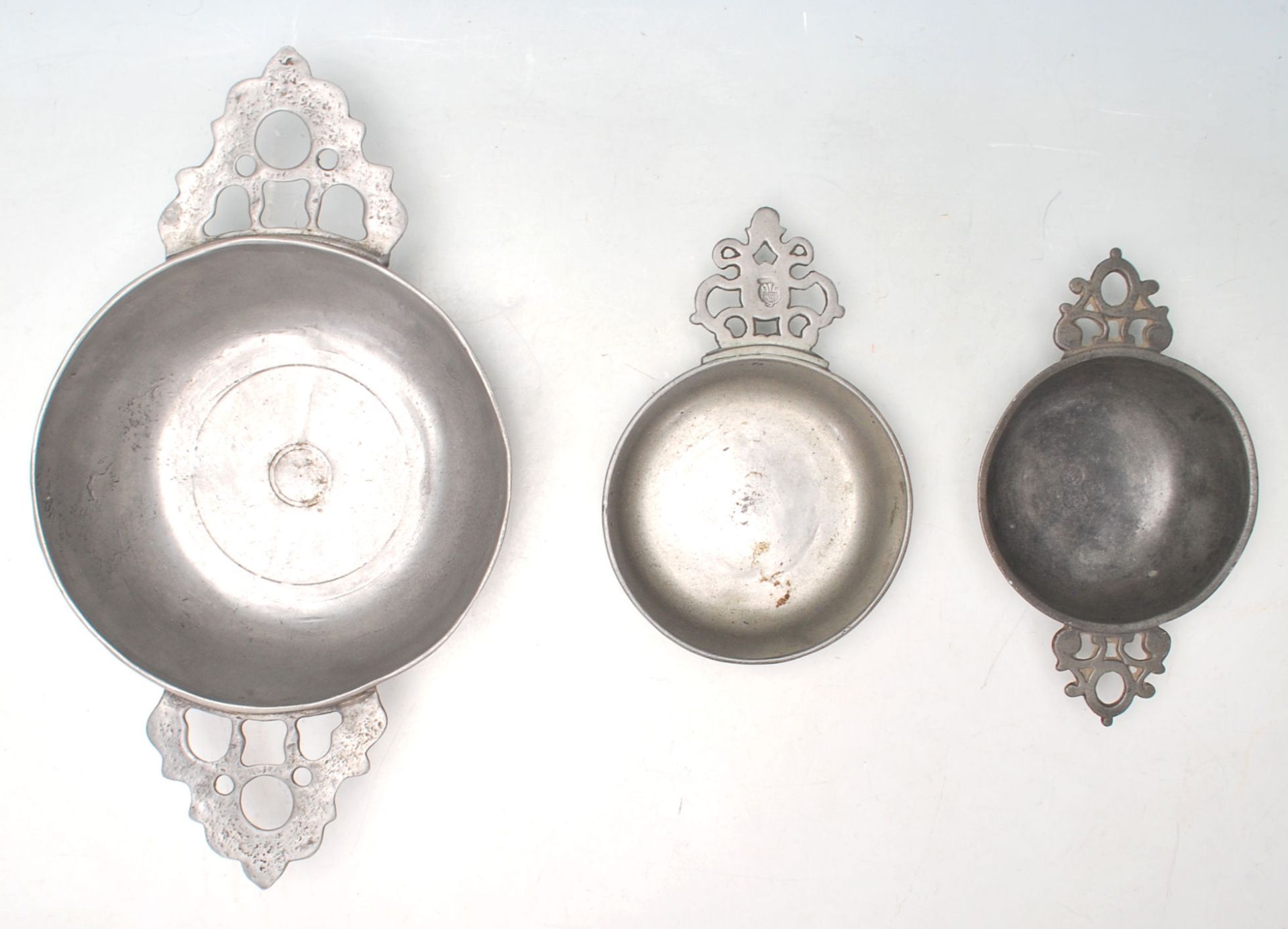 A collection of three early 20th Century pewter porringer / drinking bowls having pierced twin - Bild 2 aus 5