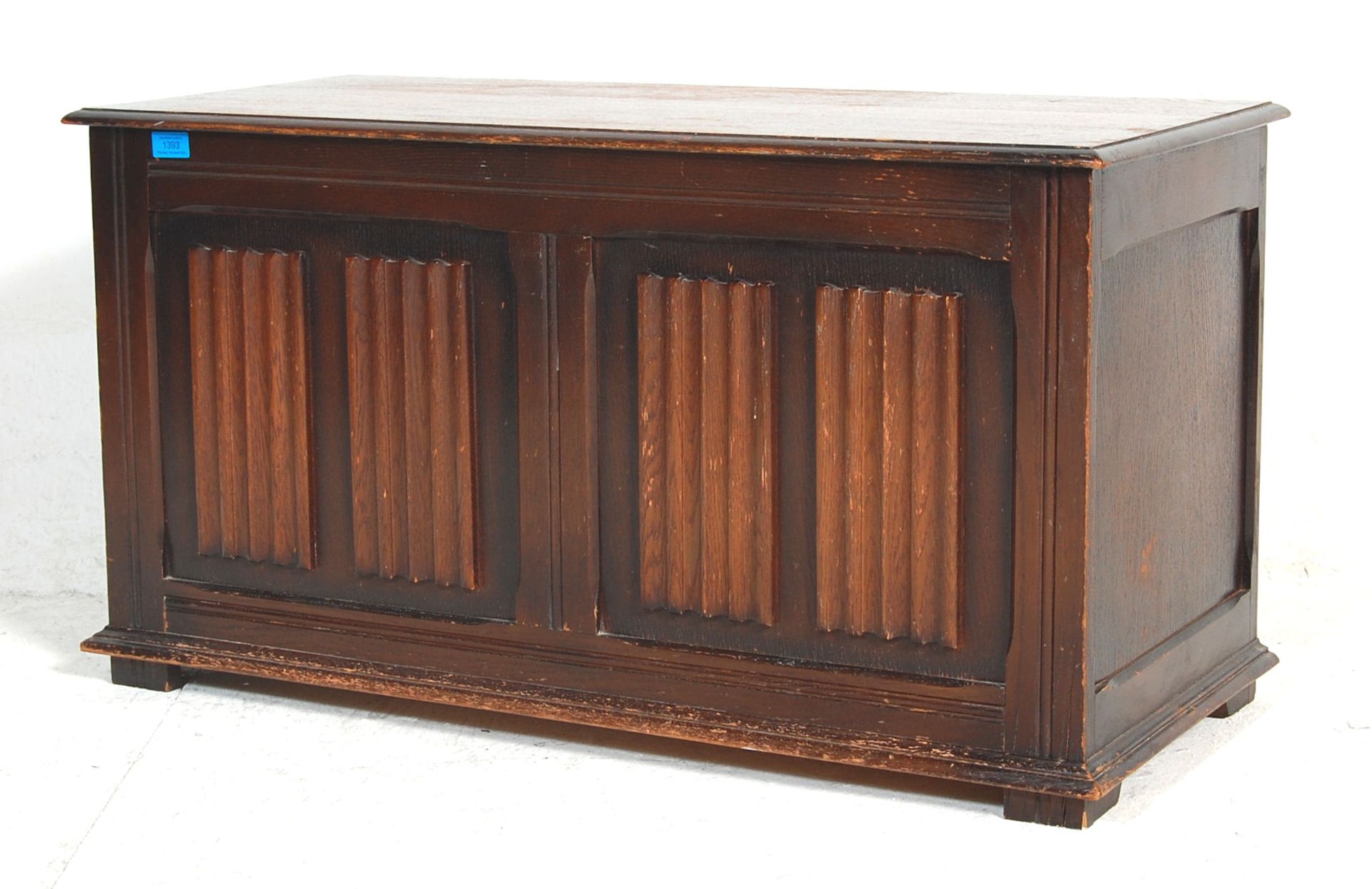 A mid century Jacobean revival oak blanket box/chest with hinged top over panelled sides with carved - Bild 5 aus 5