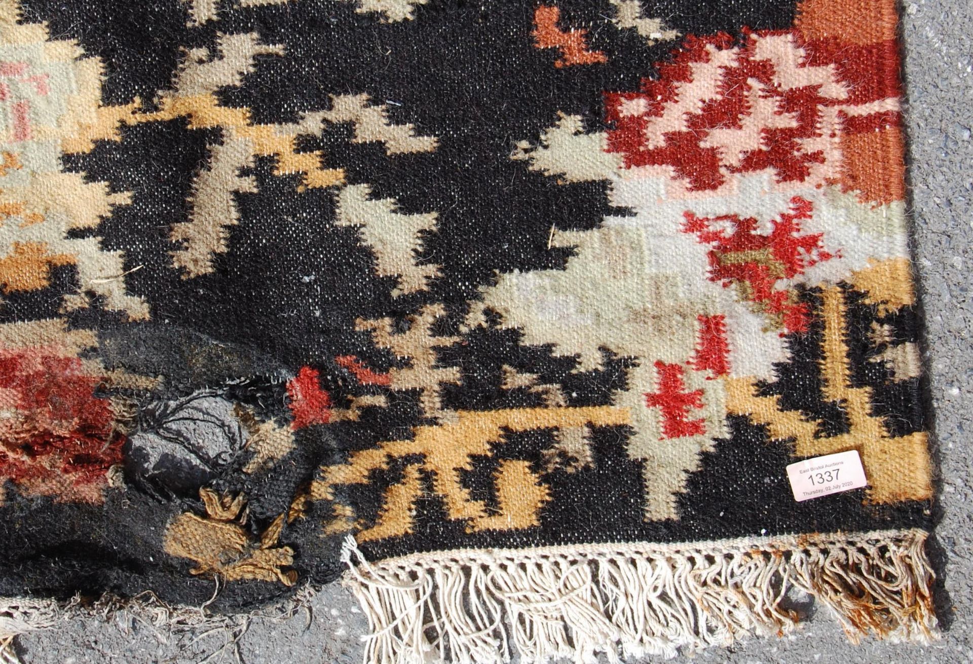 An early 20th Century Chinese floor rug having bla - Bild 6 aus 8