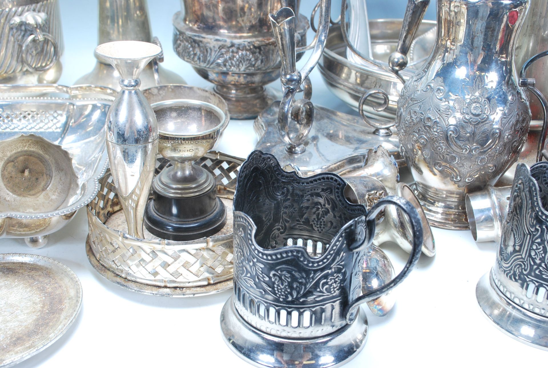 A large collection of early 20th Century silver plated items to include a silver plate flower - Bild 11 aus 20