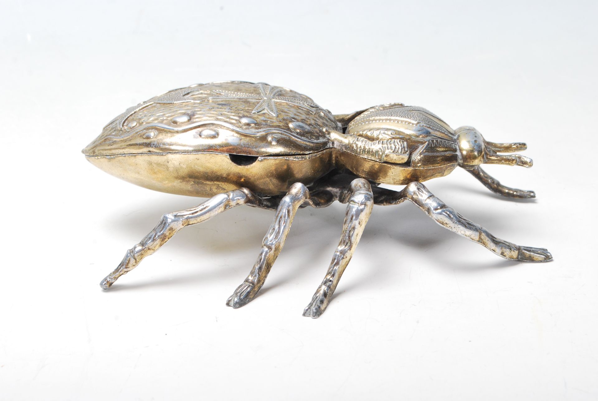 An retro vintage mid 20th century Tobacciana Italian brass and metal ashtray in the form of a beetle - Bild 2 aus 6