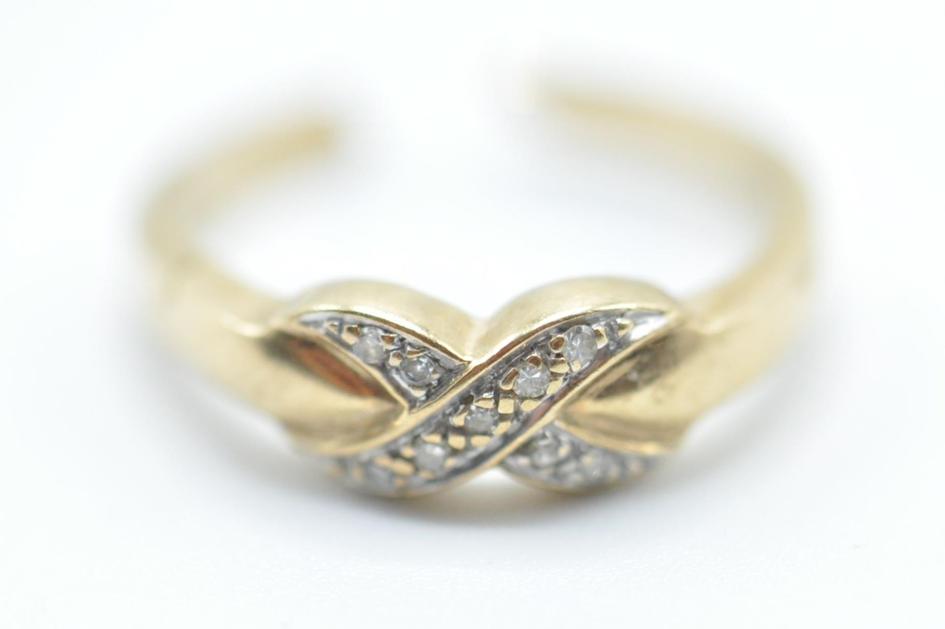 A group of three 9ct gold ladies rings to include a three tone wishbone ring (hallmarked 375), a - Bild 6 aus 7