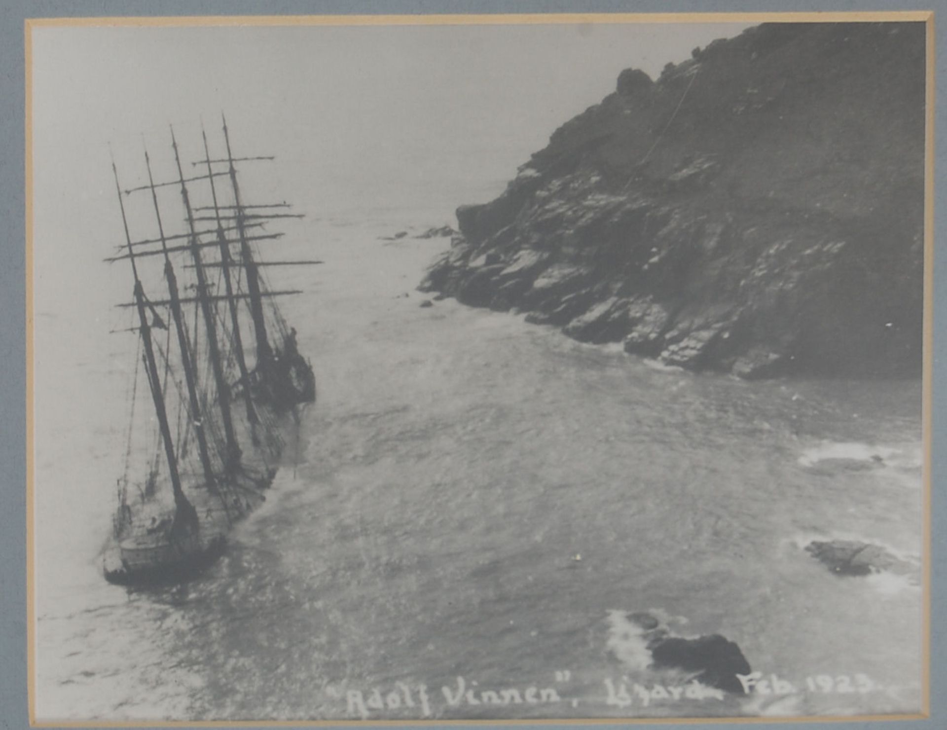 A group of five black and white photographs of shipwrecks dating from the early 20th Century to - Bild 4 aus 9