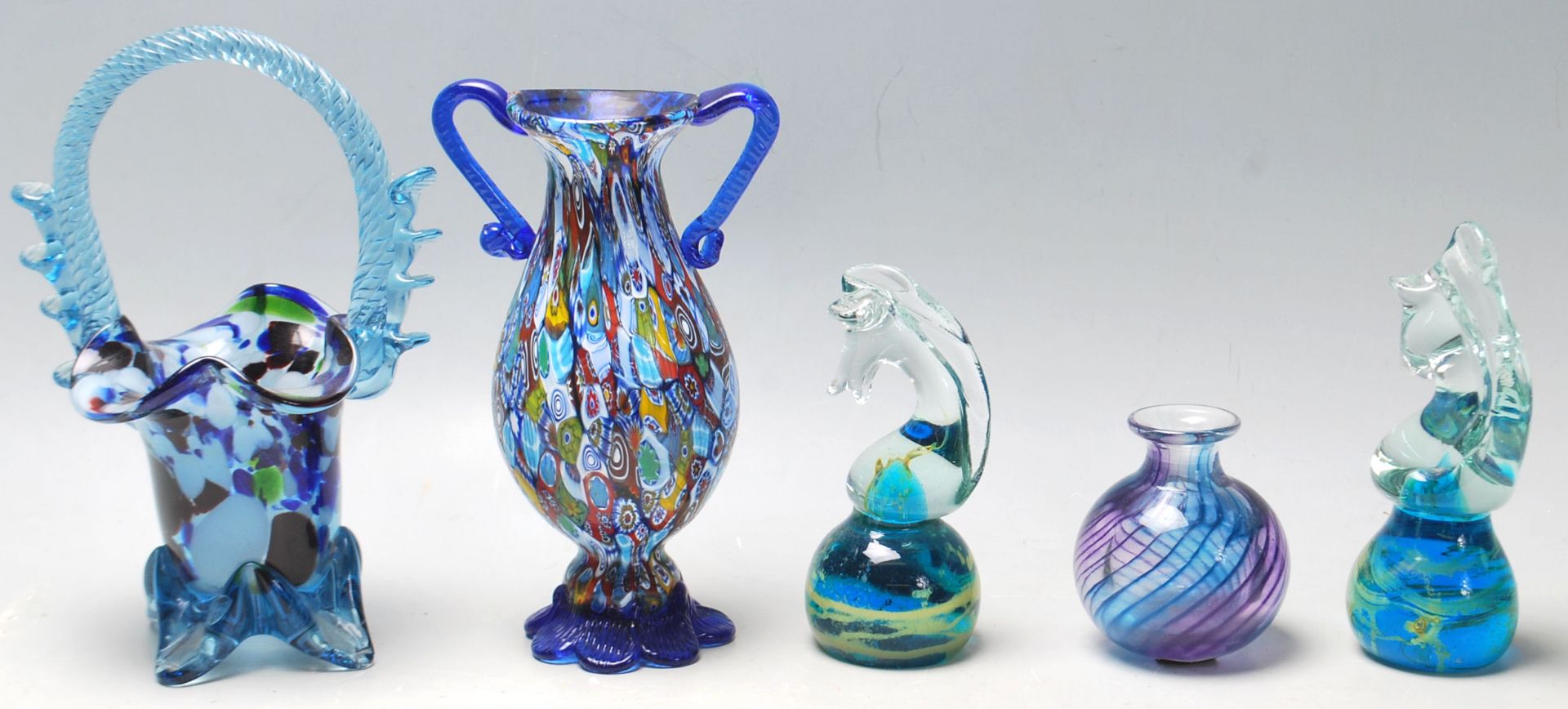 A collection of Murano and Mdina glass to include a pair of horse head paper weights, flower - Bild 3 aus 5