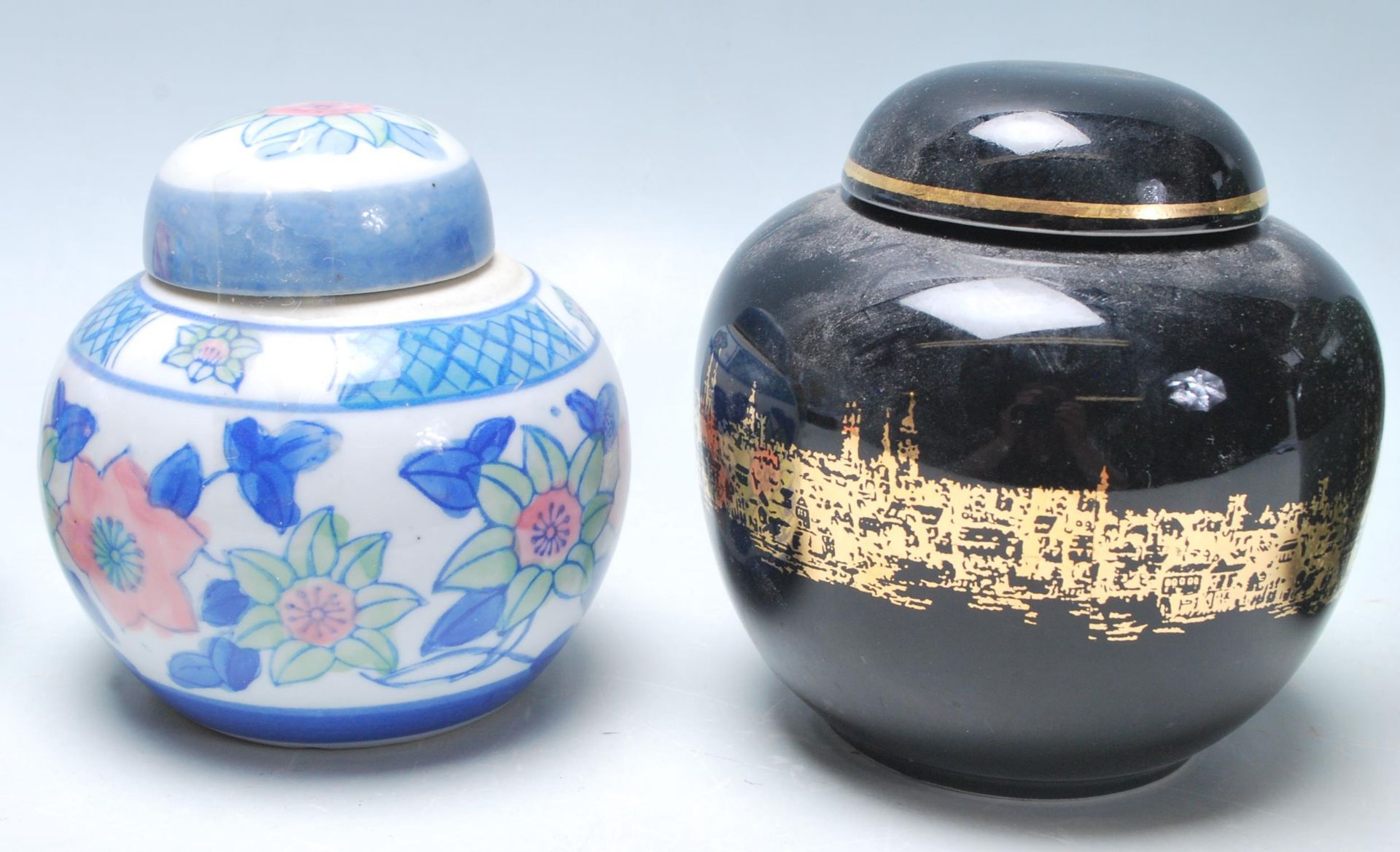 A group of 20th Century Chinese ginger jars of various styles to include blue and white floral - Bild 3 aus 9