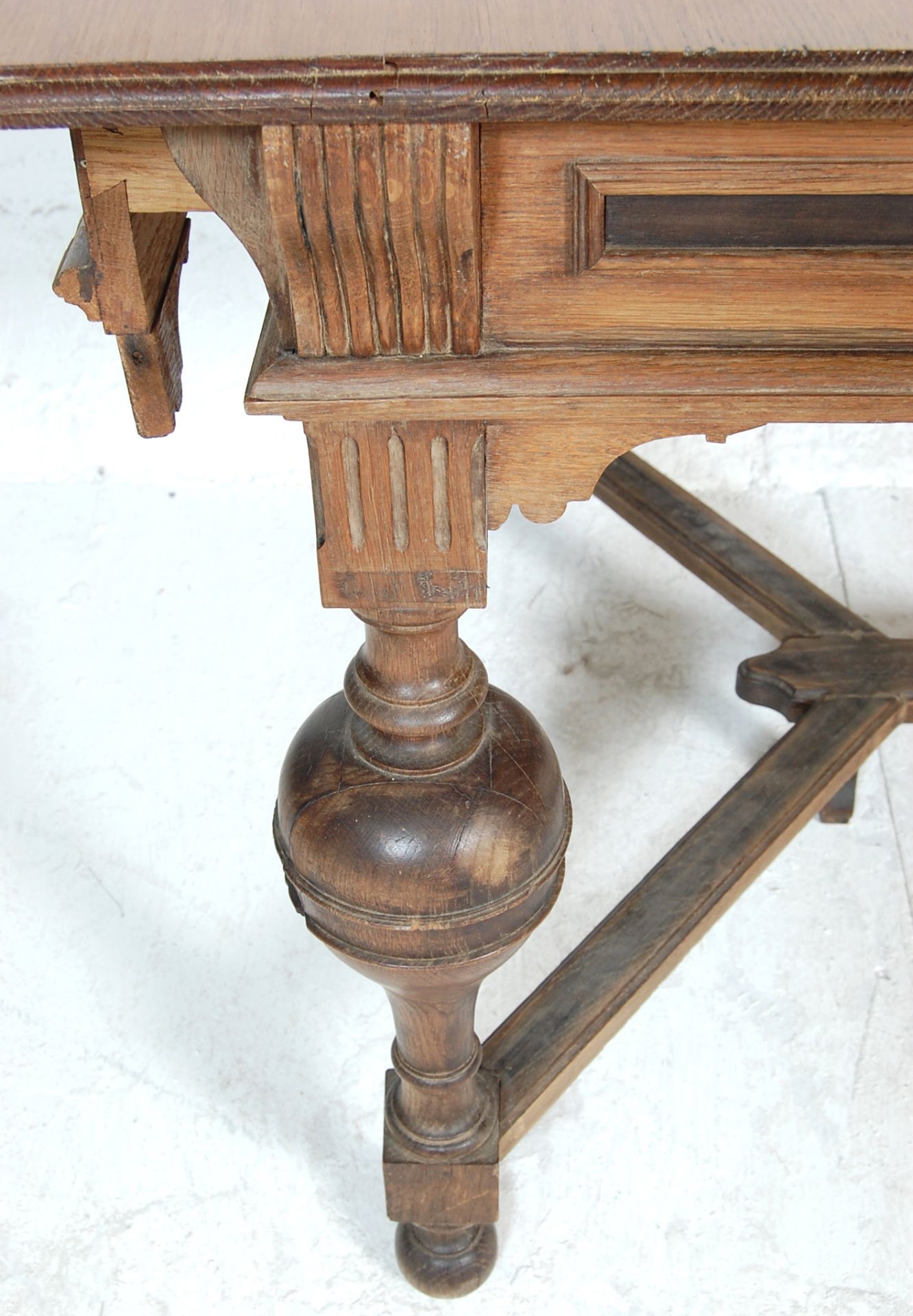 A 19th century Victorian French provincial oak extendable dining table. The table having cup and - Bild 3 aus 7