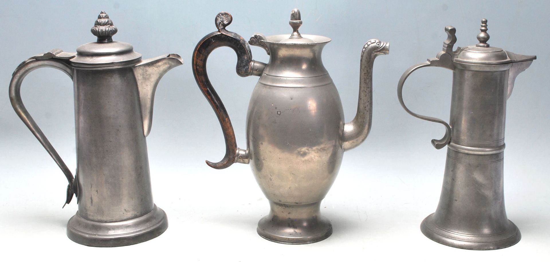 A group of three 19th century pewter jugs having hinged lid with spouted decoration atop. - Bild 3 aus 5
