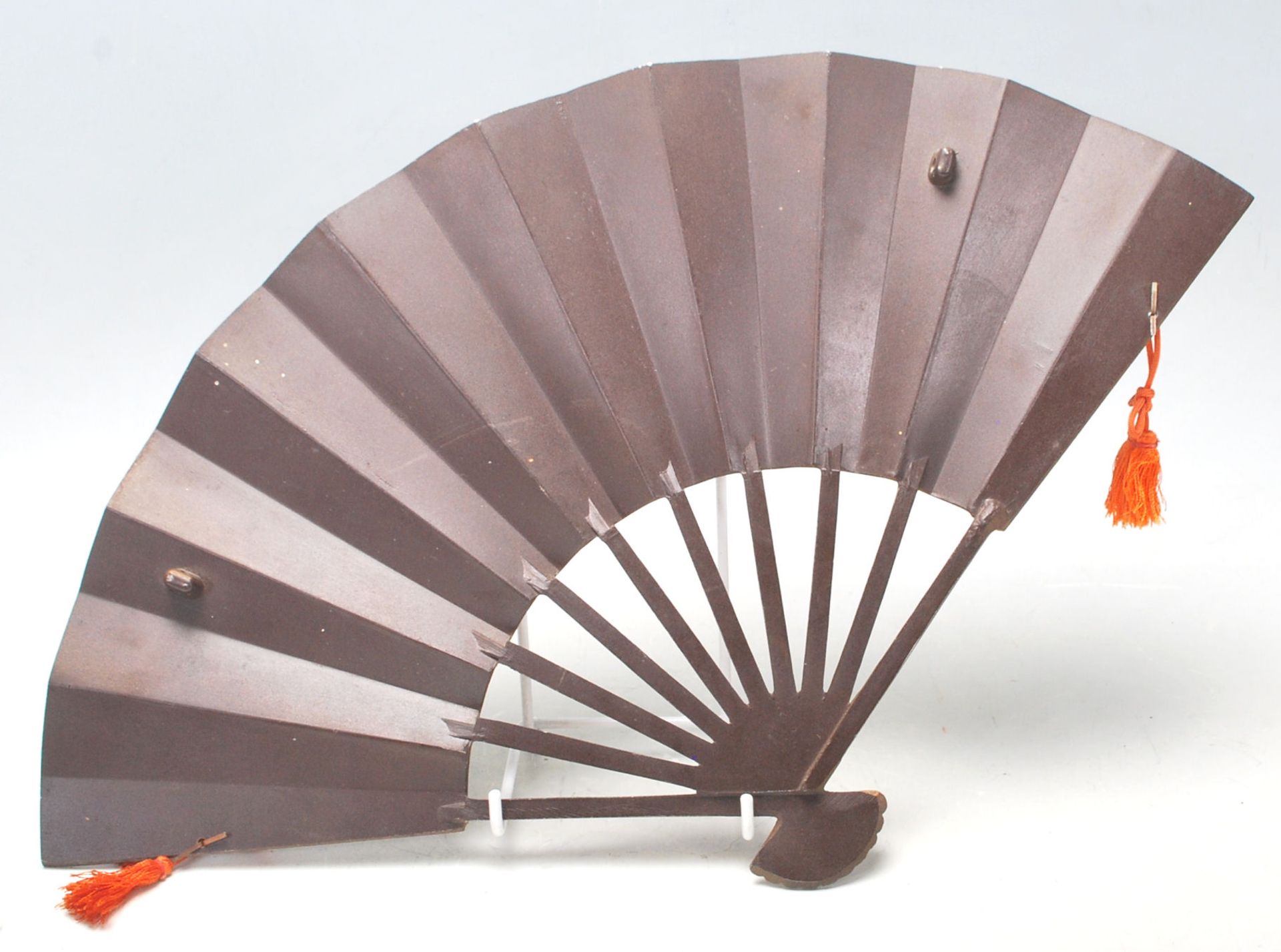 A 20th Century Chinese cast bronze wall mounting fan ornament having raised gilt and cold painted - Bild 5 aus 7