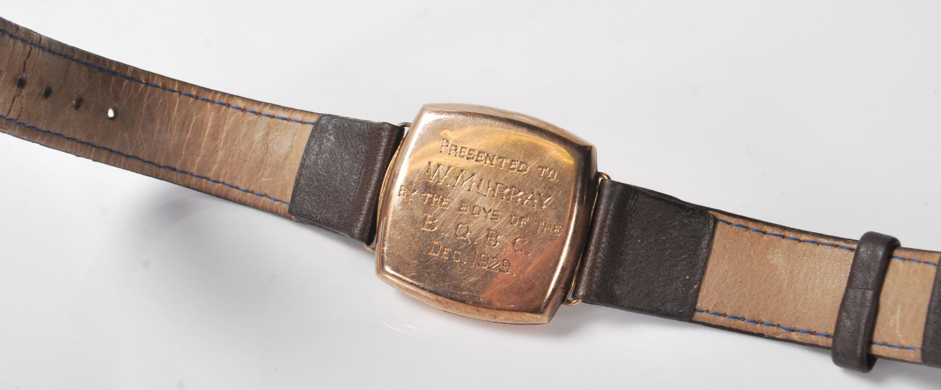 A 9k gold R.W.C.Ltd hallmarked wristwatch case with brown leather strap having 375 and letter “ - Bild 4 aus 5