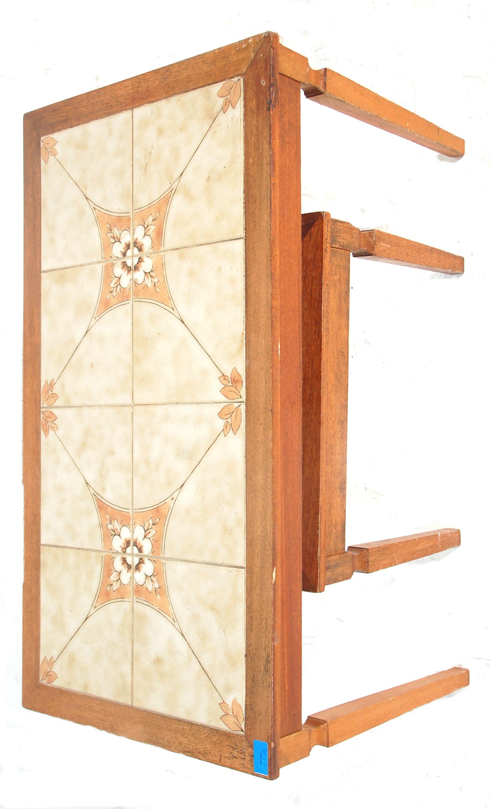 A pair of retro vintage 20th century teak wood and tile top coffee tables. Each featuring floral - Bild 3 aus 6