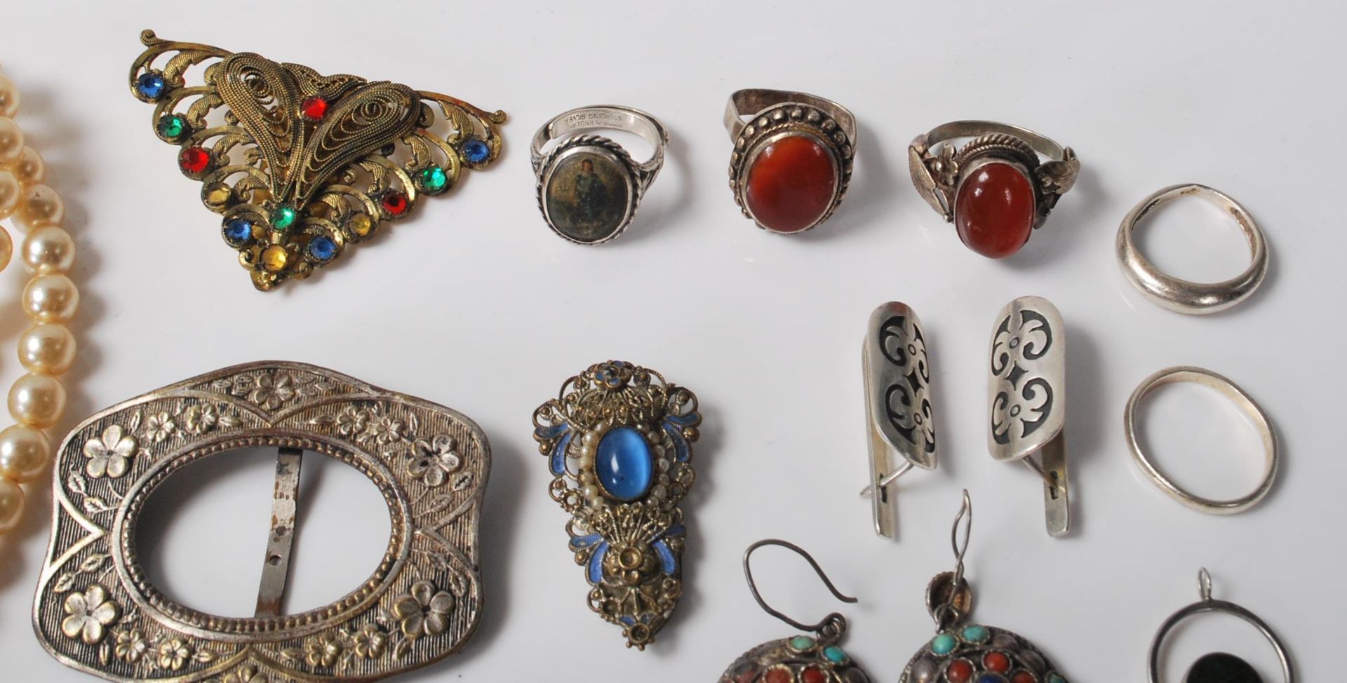A good collection of antique and vintage costume jewellery to include 925 silver rings, necklaces - Bild 2 aus 9