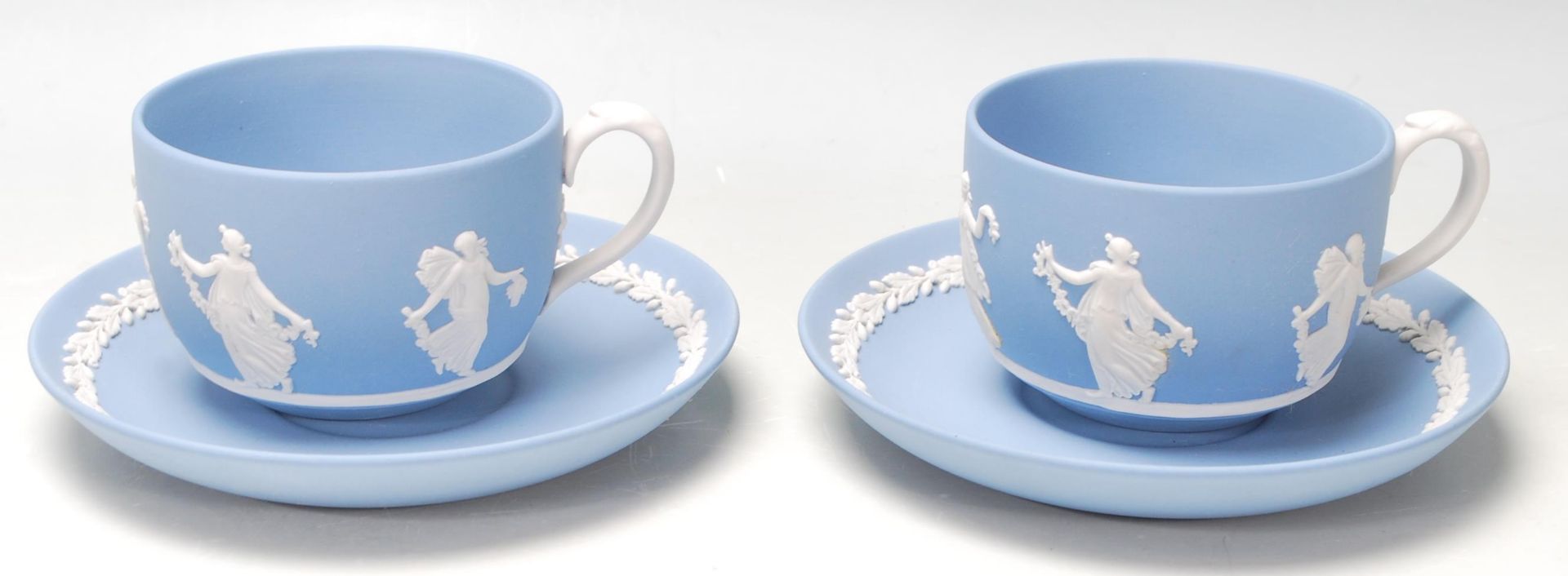 A pair of antique early 20th century Wedgwood dancing hours Jasperware tea cups and saucers with - Bild 9 aus 14