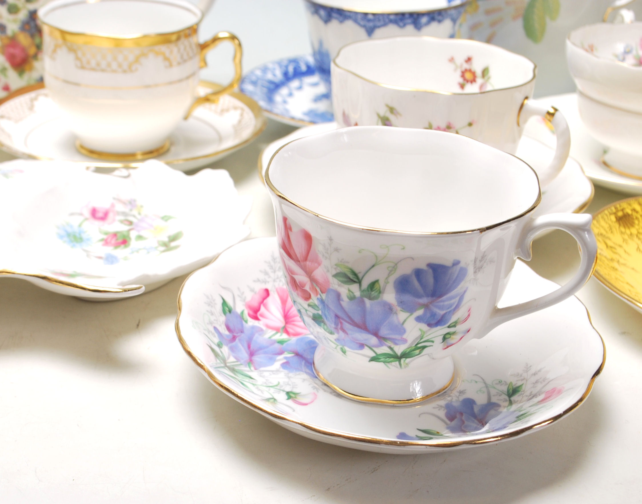 A collection of mixed vintage 20th Century mostly English china tea cups to include a Shelley rose - Image 5 of 7