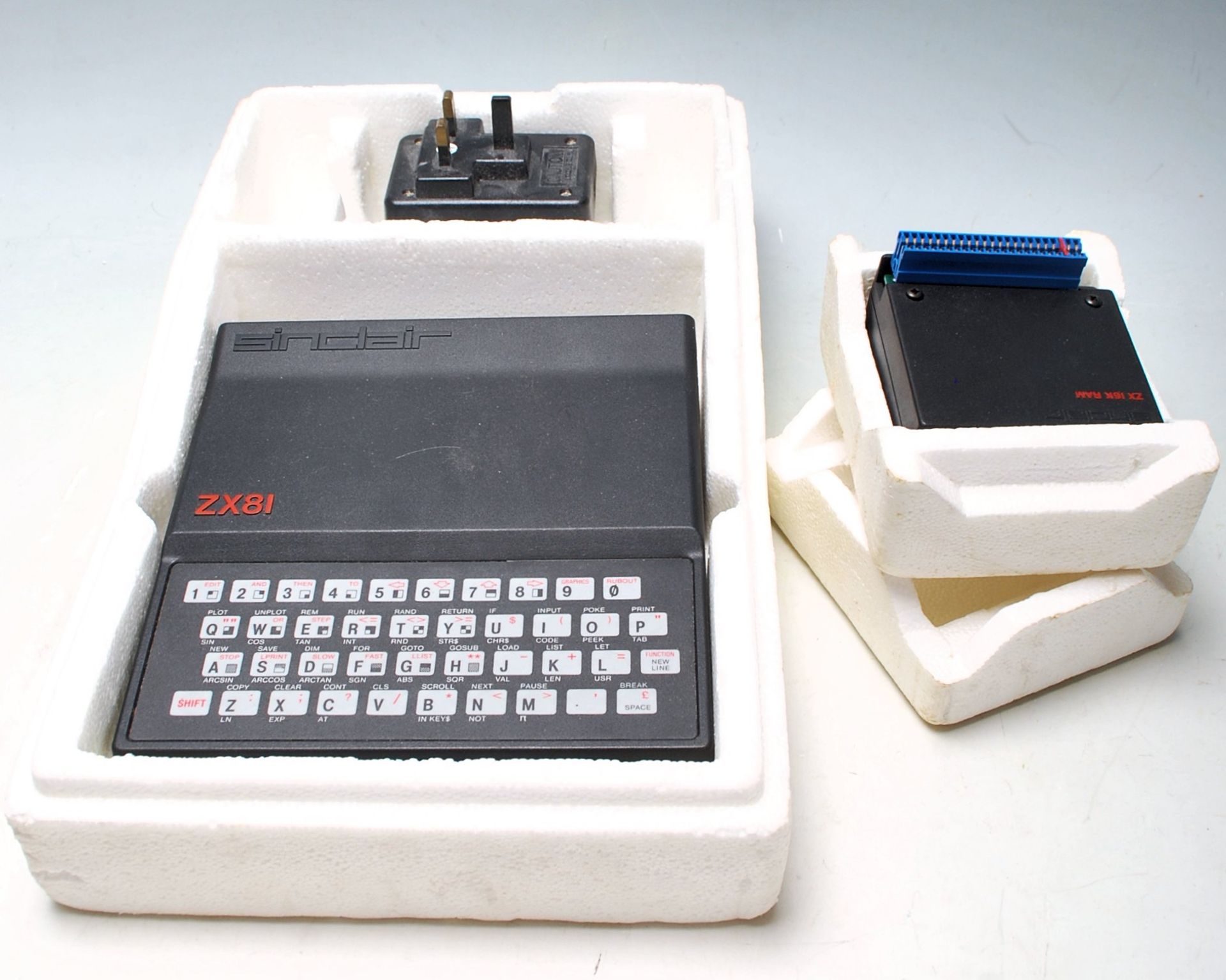 A retro vintage Sinclair ZX81 Computer, with a 16K RAM upgrade and power pack. Together with a - Bild 5 aus 5