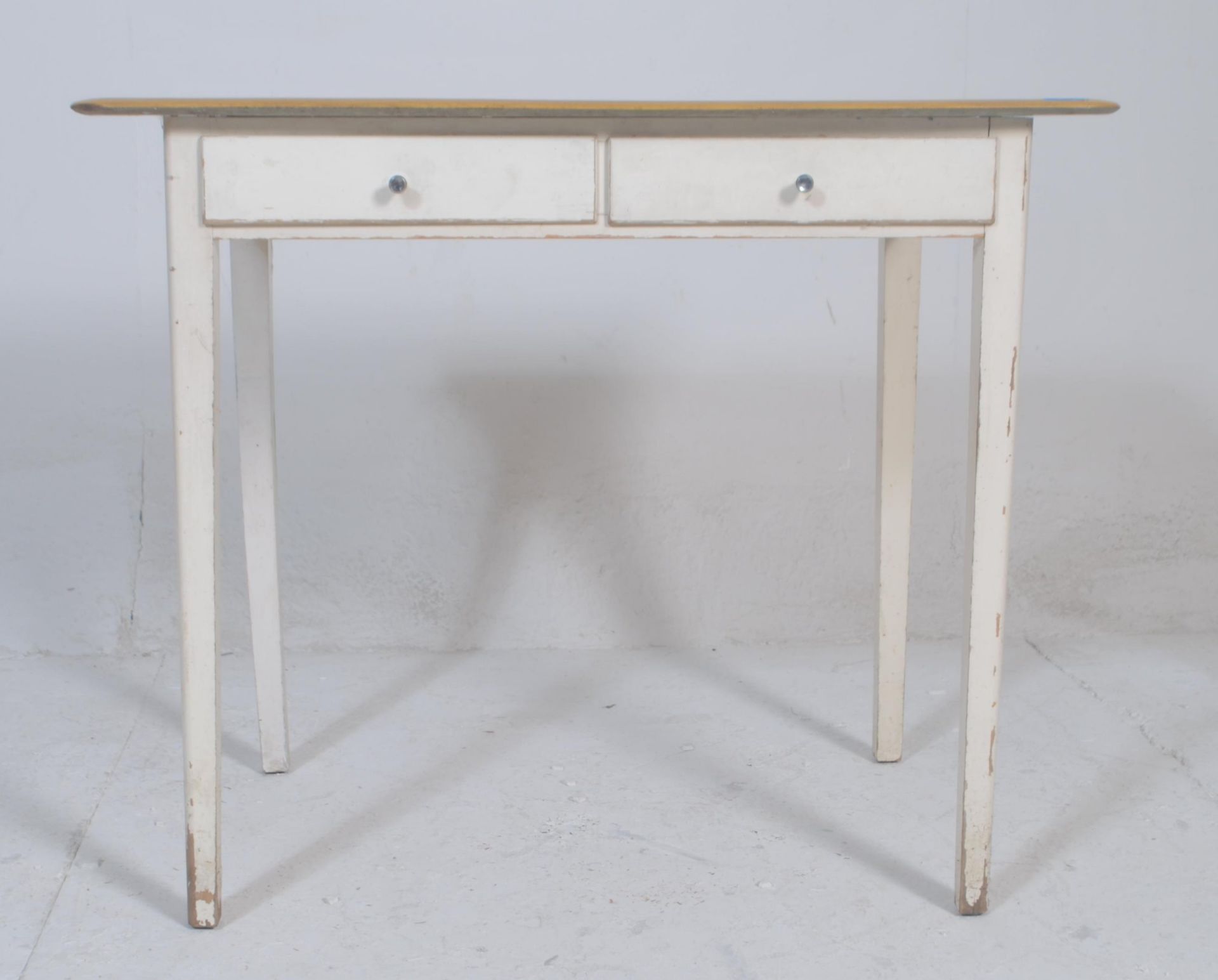 A retro vintage 20th century white farmhouse style writing table.desk. The table having twin drawers - Bild 2 aus 5