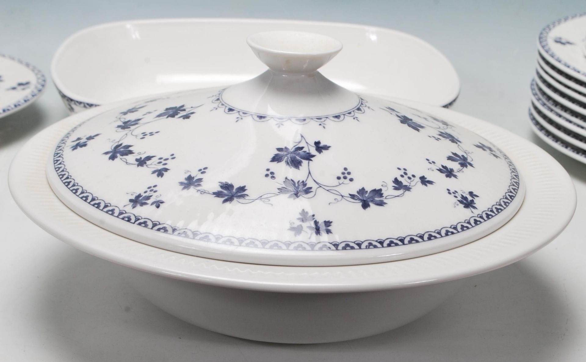 Royal Doulton - Yorktown - A large fine bone china dinner service decorated with blue floral - Bild 7 aus 11