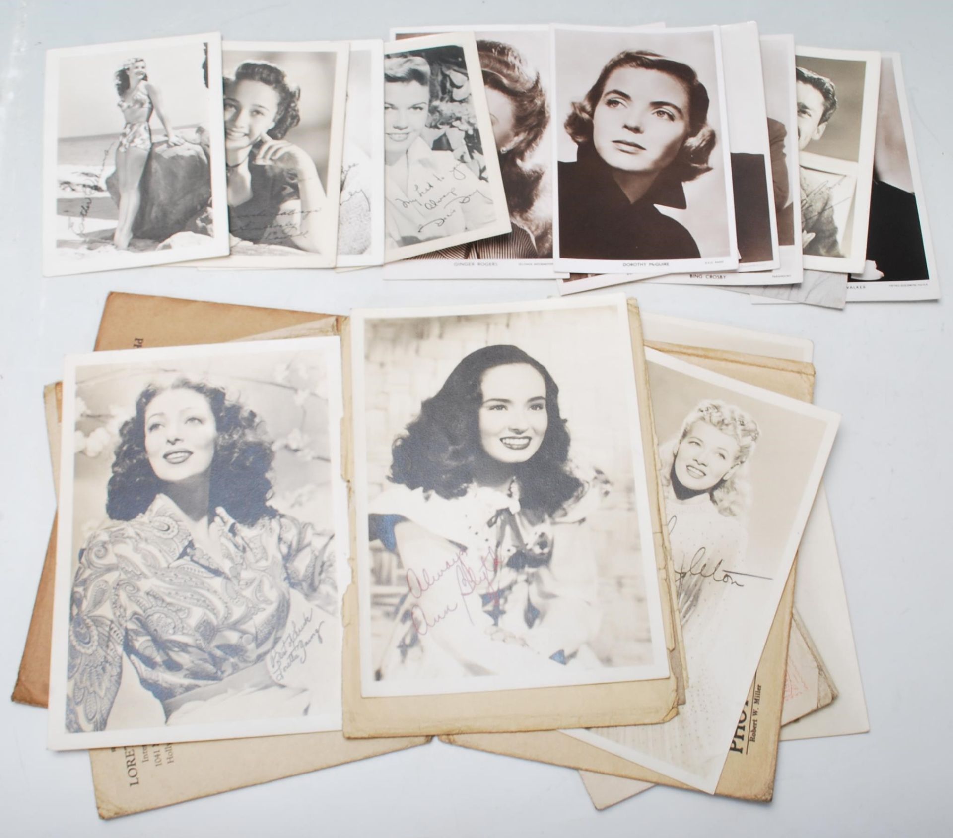 A collection of 66 vintage photographs of classic Hollywood stars / actors and actresses, dating - Bild 7 aus 10