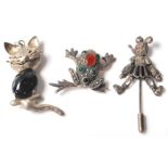 A selection of silver vintage jewellery items to include a stamped 925 frog set with red and green