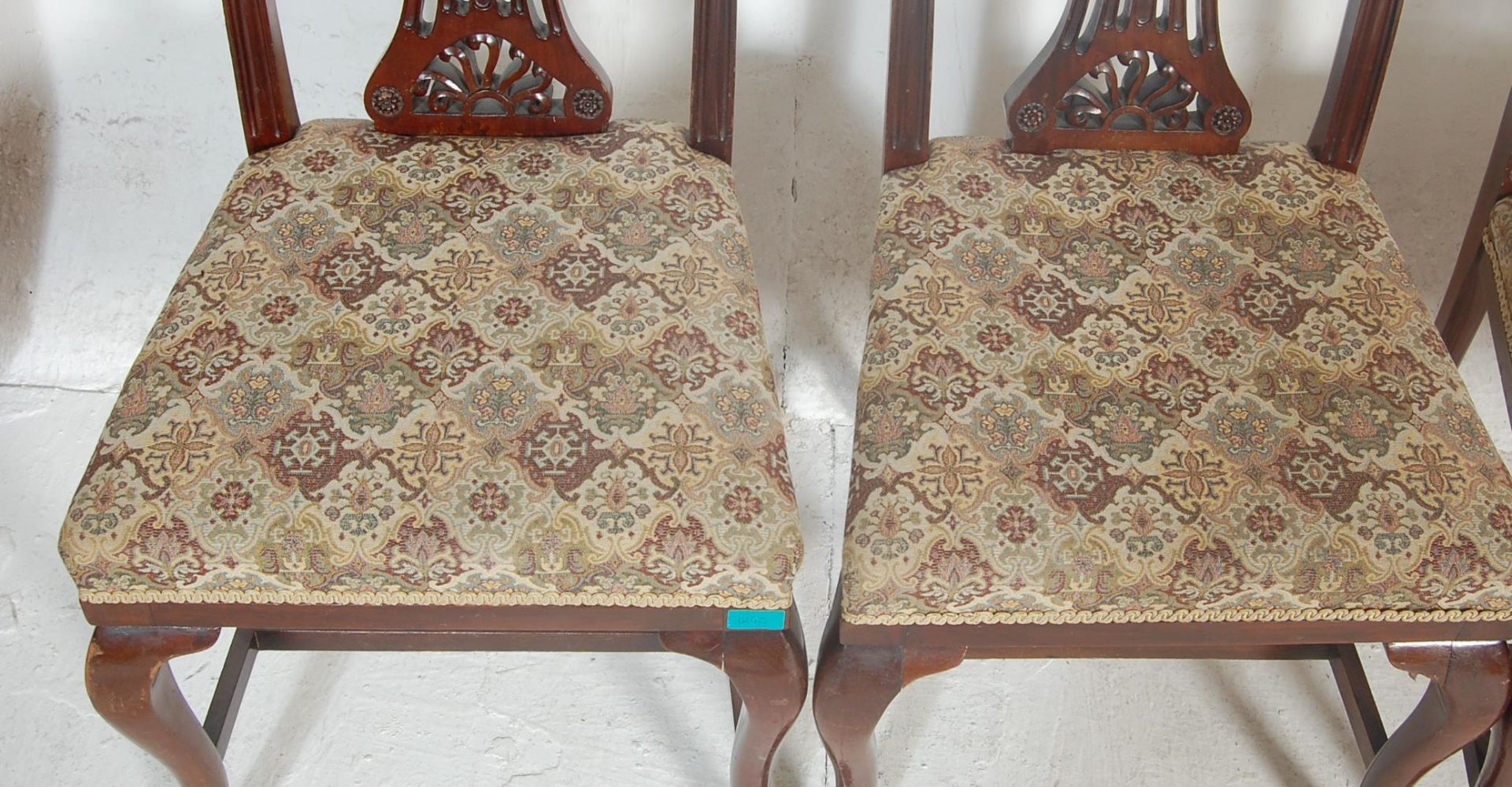 A set of four early 20th Century Edwardian dining chairs in the manner of hepplewhite having pierced - Bild 4 aus 5