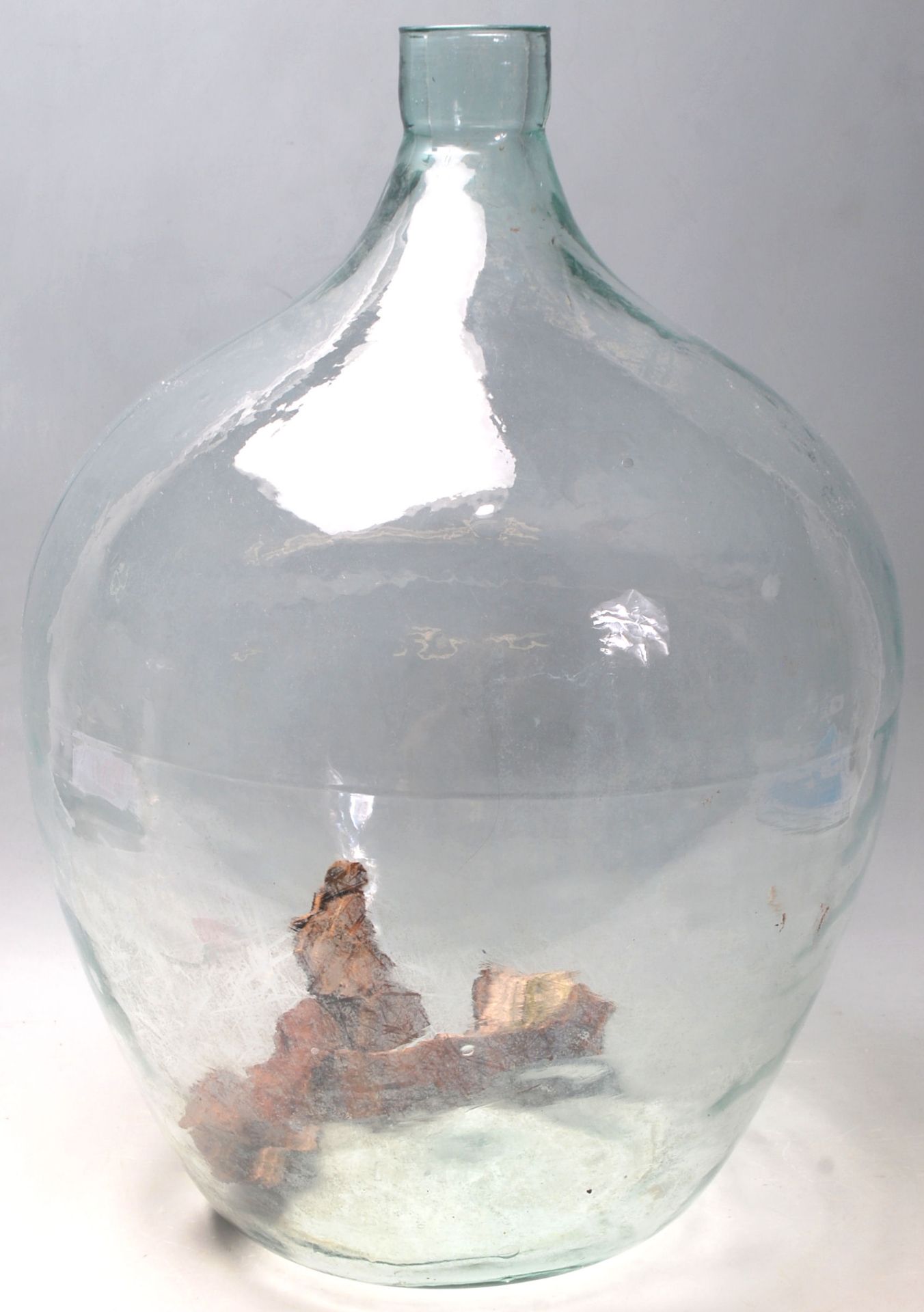 A vintage early 20th century large Indsutrial green glass acid carboy bottle of globular bulbous - Bild 2 aus 5